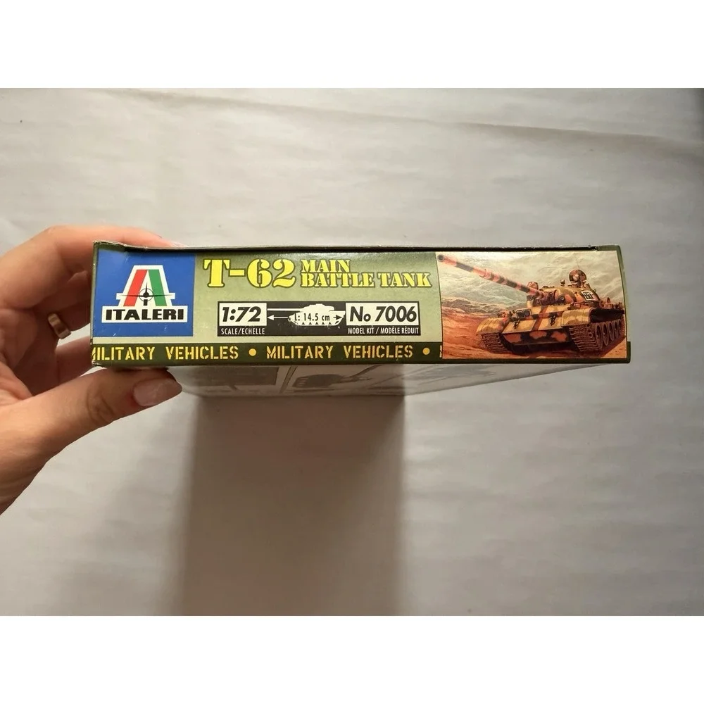 Italeri 7006 T-62 Main Battle Tank 1:72 Scale Military Model Kit Open Box